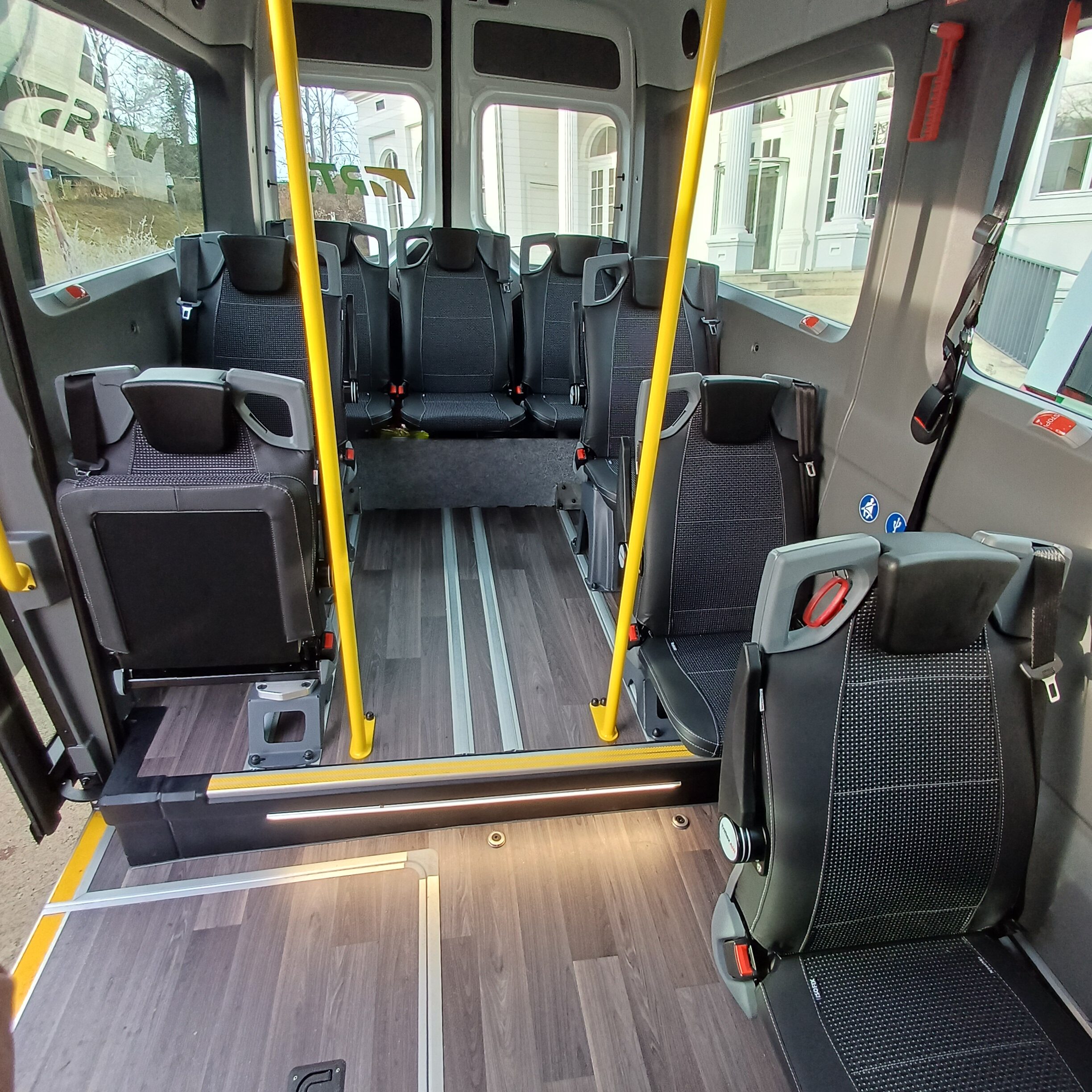 Das Bild zeigt das Innere eines Kleinbusses der RTV